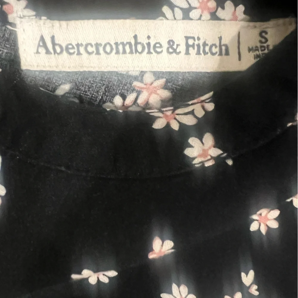 Abercrombie & Fitch Black and White Puff Sleeve Blouse